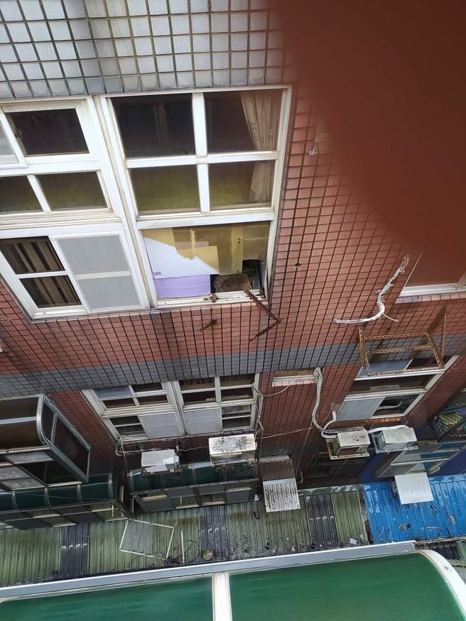 女子抱怨樓上住戶整台冷氣掉落砸破她家遮雨棚，卻被眼尖網友發現防火巷疑似「一整排違建」。（翻攝自臉書爆料公社）