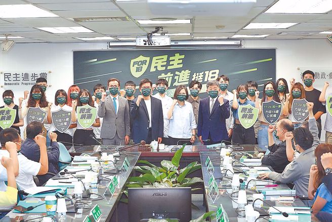 蔡英文总统(中)近日亲身力挺陈时中(中右)，仍寄胜选希望于台北市。（台北市摄影记者联谊会提供）