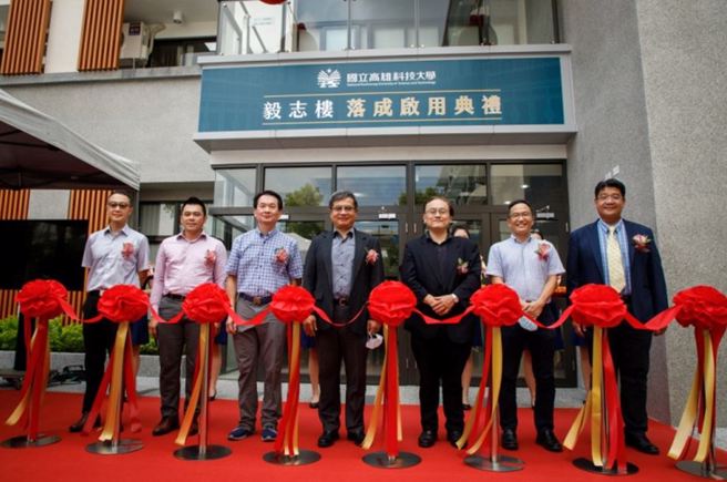 国立高雄科技大学建工校区的新宿舍毅志楼启用，校长杨庆煜(左4)与一级主管、校友们一同出席剪彩。左起为前学务处住服组长曲有明、总务长林威成、副校长吴忠信、校长杨庆煜、学务长许铠麟、校友高科大化材系蔡平赐教授、校友虎尾农工建筑科吕卓樫主任。(照片/高雄科技大学提供)