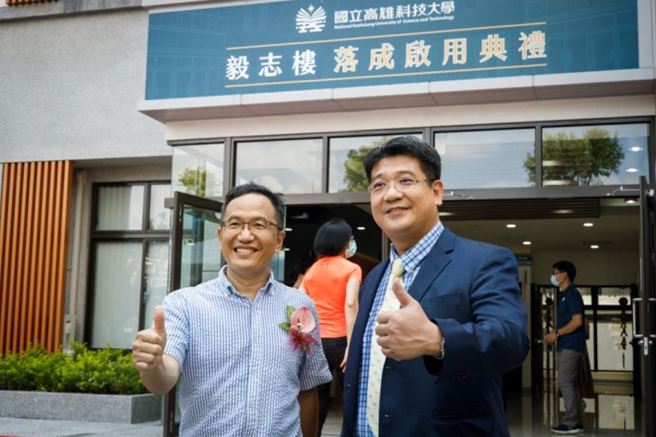 高科大建工校区的毅志楼男生宿舍落成启用，邀请校友回娘家分享当年住在旧毅志楼的珍贵回忆。图左为高科大化材系蔡平赐教授、右为虎尾农工建筑科主任吕卓樫。(照片/高雄科技大学提供)