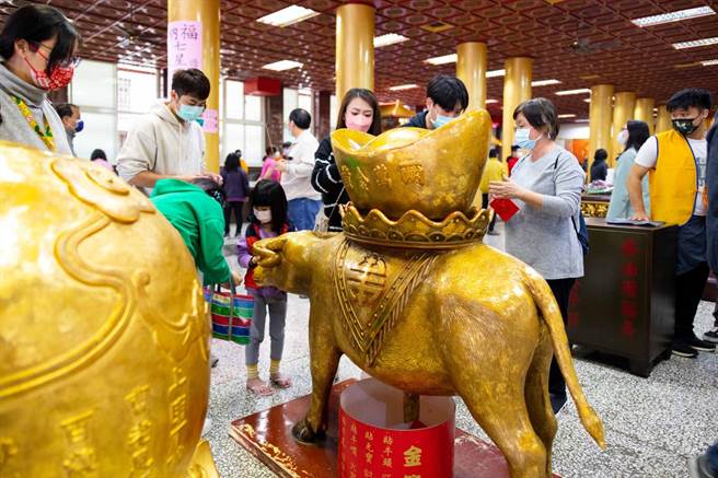 知名宗教景點高雄關帝廟，每年吸引許多信徒來摸金牛得富貴。（柯宗緯翻攝）