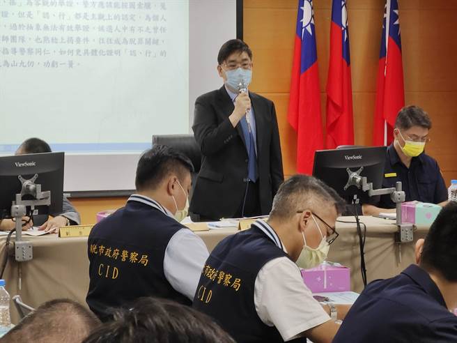 新北地检署检察长毛有增至板桥分局视察选举查贿制暴工作。（警方提供）