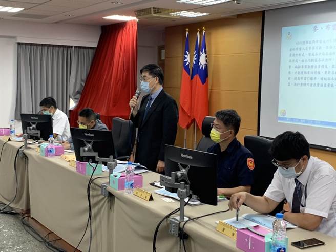 新北地检署检察长毛有增至板桥分局视察选举查贿制暴工作。（警方提供）