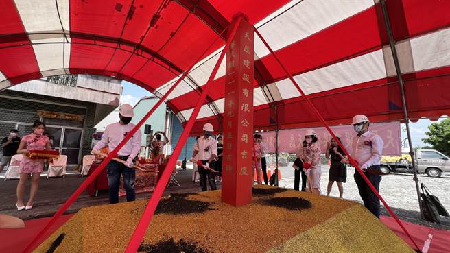 天磊建设首度进军冈山推案，预售案透天案「天磊．小满」今（5）日举办动土。（柯宗纬摄）