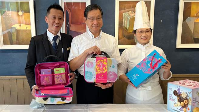 帕莎蒂娜烘焙坊今年以「玩月」意象，双主厨连袂推出《采月》、《咏月》两款中秋限定礼盒。（柯宗纬摄）