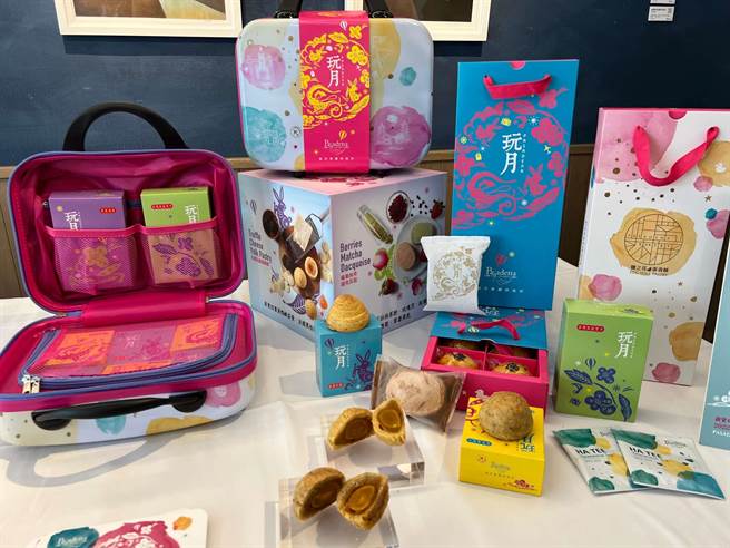 帕莎蒂娜烘焙坊今年以「玩月」意象，双主厨连袂推出《采月》、《咏月》两款中秋限定礼盒。（柯宗纬摄）