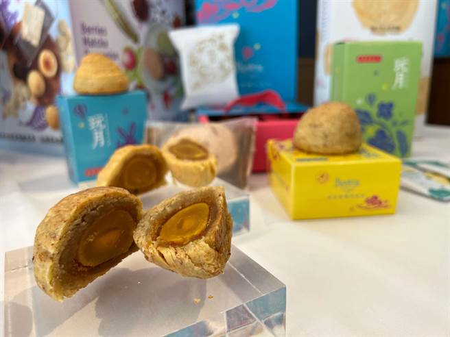 帕莎蒂娜烘焙坊今年以「玩月」意象，双主厨连袂推出《采月》、《咏月》两款中秋限定礼盒。（柯宗纬摄）