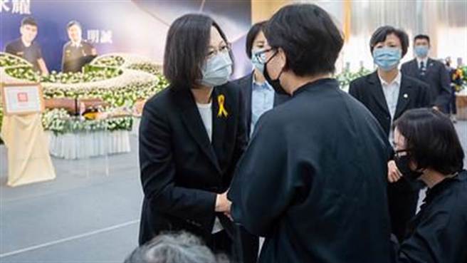 总统蔡英文执政下内政问题频频出包受质疑，让她近期民调大跌8个百分点。（总统府提供）