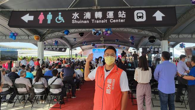 国民党台中市议员参选人杨大鋐表示，水湳转运中心已预留国道大客车的进出动线，呼吁中央儘速相关经费，解决高架匝道衔接问题。(杨大鋐提供)