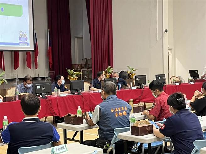 芦洲分局为加强年底九合一选举及加强防制海外求职诈骗，今(5)日扩大召开「治安会报」。(芦洲警分局提供)