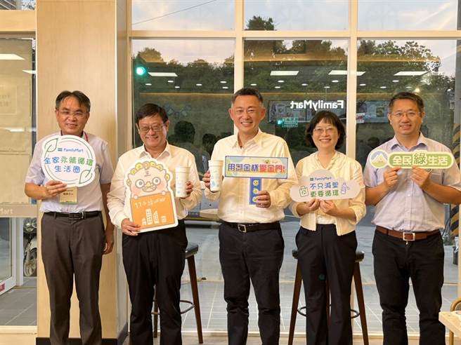 环保署长张子敬今天带领中央部会、地方县市代表登岛，实地来一趟金门「獭金杯」的循环之旅，看看做为全国示范点的金门如何在日常生活往「循环」、「减量」2大目标不断前进。（金门县环保局提供）