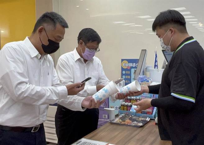 环保署长张子敬（中）与金门县长杨镇浯（左）在商家实地体验「獭金杯」使用情况。（金门县环保局提供）