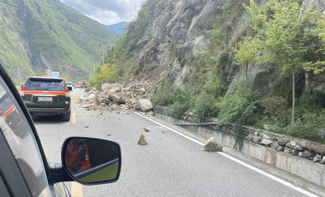 网上传出的视频显示，四川地震时灾区多处山体出现不同程度垮塌，交通受影响。（图／微博）