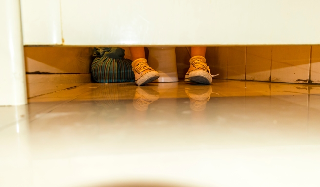 松山性侵狼遭起底，於今年6月時在捷運站女廁「爬隔板偷窺」。（示意圖/Shutterstock提供）