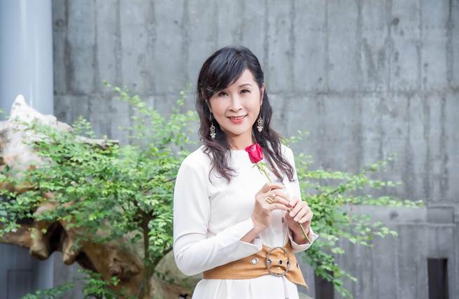 伍珈慧推出新歌〈癡情純情花〉。（音圓唱片提供）