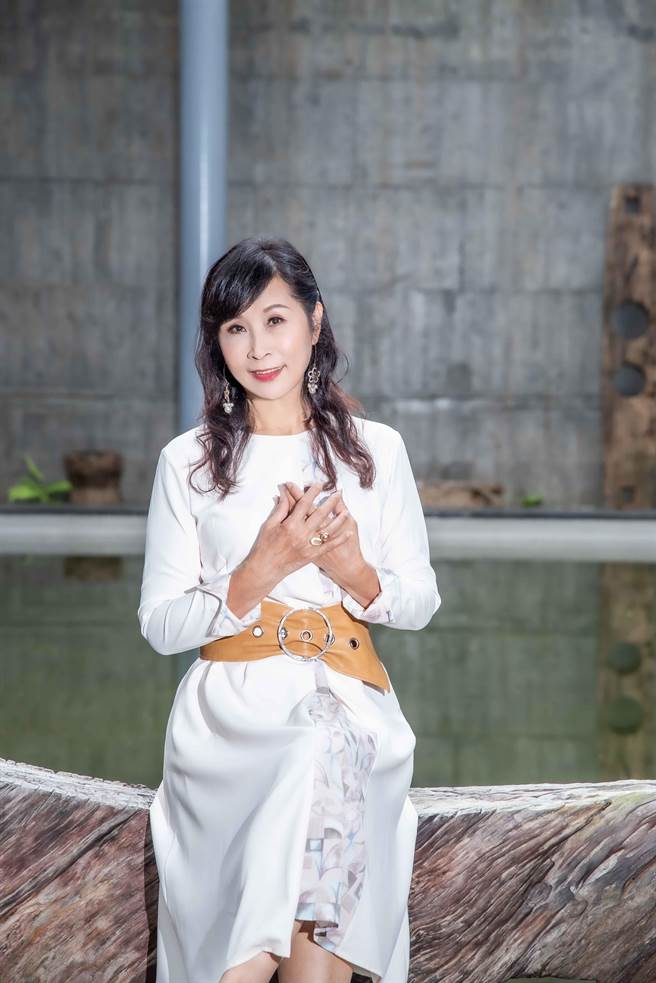 伍珈慧推出新歌〈癡情純情花〉。（音圓唱片提供）