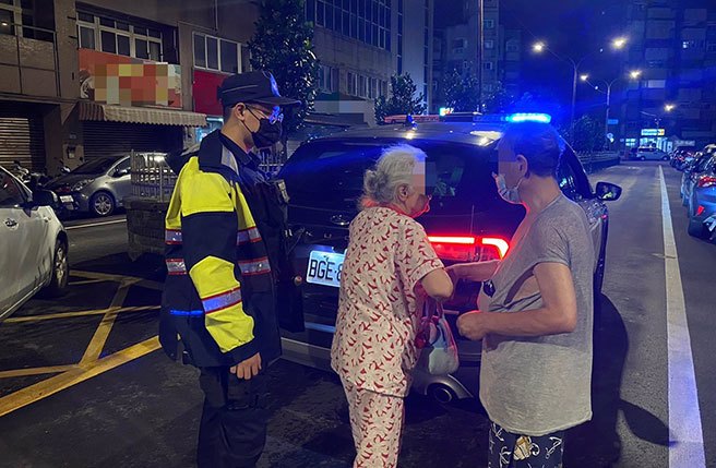 警方协助迷途老妇人返家。(警方提供)