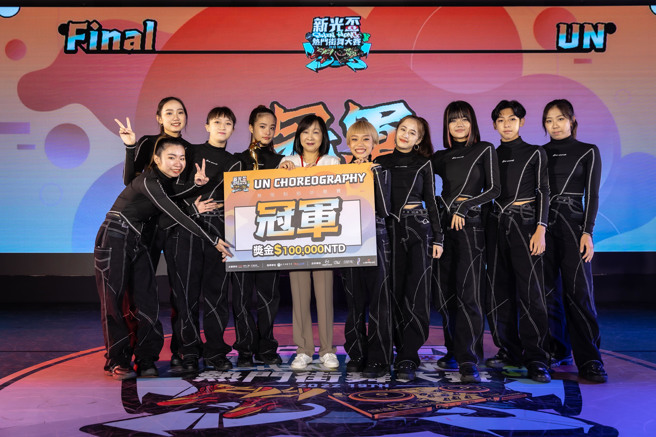 2022新光杯热门街舞大赛Unlimited组冠军苹果家族，后左3为职棒球星林智胜的女儿林禹融。（新光杯热门街舞大赛提供）