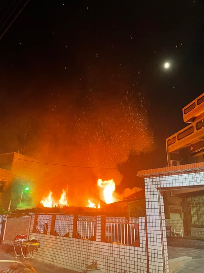 嘉义县朴子市大槺榔晚间7点多传出一户民宅起火，警消到场时，一楼平房已全面燃烧。（读者提供∕吕妍庭嘉义传真）