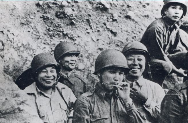 「八二三炮战」时期的柯远芬（在蒋经国右侧的叼烟者）。（资深摄影记者张广基提供）※吸菸有害健康※