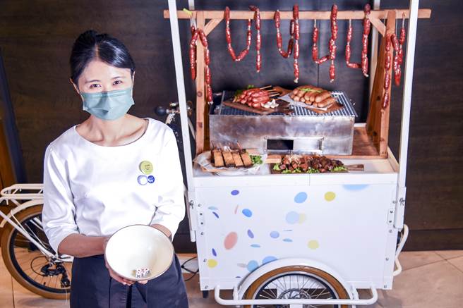 中秋品坊西餐厅「骰子18乐」，幸运掷出「一色」或12点整单免费。（华航诺富特提供）