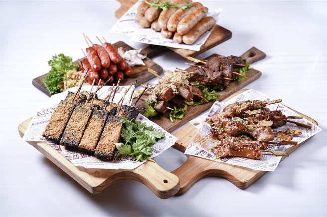 中秋节期间品坊西餐厅再加码「大厨夯肉给你吃」，异国串烧、台式香肠通通有。（华航诺富特提供）