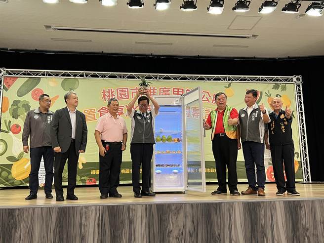 桃园市民政局创六都之先，在里办公处设置「食享冰箱」，以里办公处或市民活动中心作为发放据点，目前已有21个里办公处响应，市长郑文灿5日高举凤梨希望物资源源不绝「旺旺来」。（蔡依珍摄）