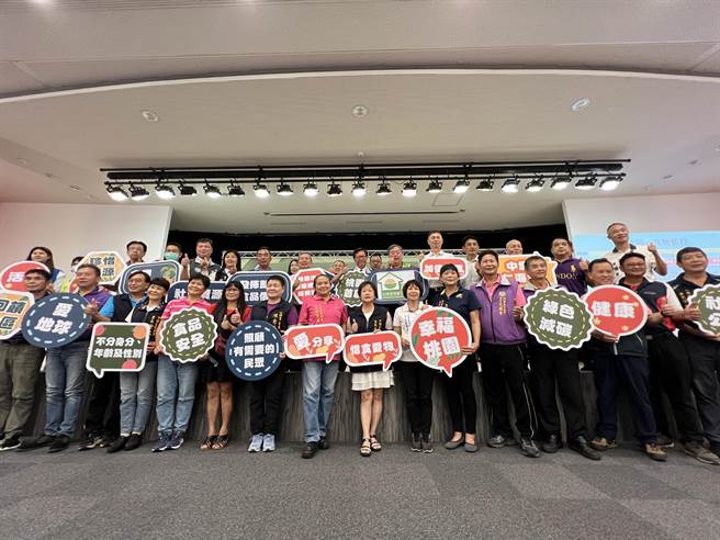 桃园市民政局创六都之先，在里办公处设置「食享冰箱」，以里办公处或市民活动中心作为发放据点，目前已有21个里办公处响应。（蔡依珍摄）