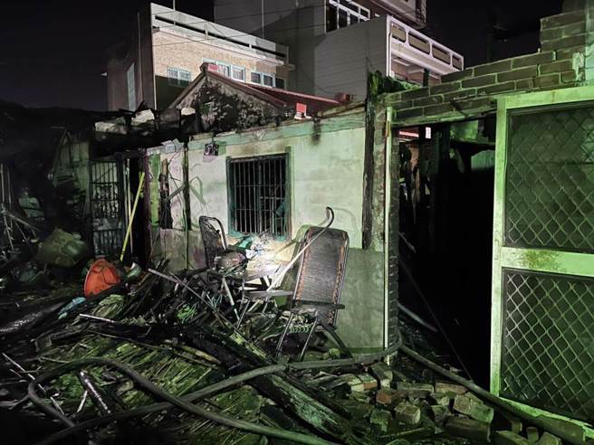 平房被烧得屋顶塌陷，老妇人被救出时已无呼吸心跳。（嘉义县消防局提供∕吕妍庭嘉义传真）
