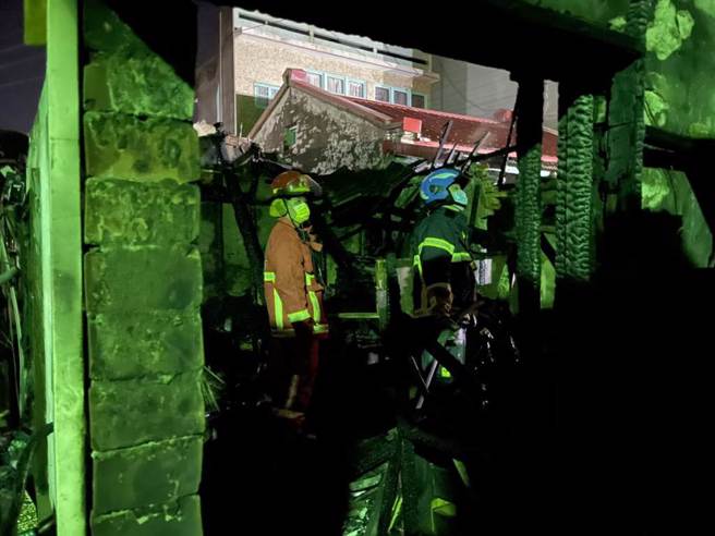 平房被烧得屋顶塌陷，老妇人被救出时已无呼吸心跳。（嘉义县消防局提供∕吕妍庭嘉义传真）