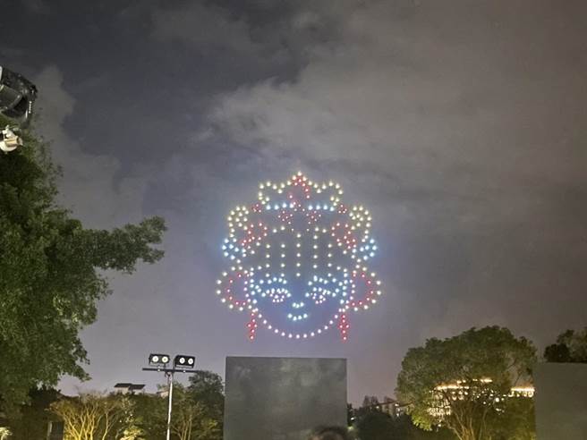 2022兰阳妈祖文化节加码演出首创无人机高空烟火秀，呈现妈祖图案。（吴佩蓉摄）