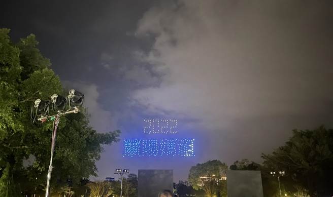 2022兰阳妈祖文化节加码演出首创无人机高空烟火秀，呈现妈祖图案。（吴佩蓉摄）