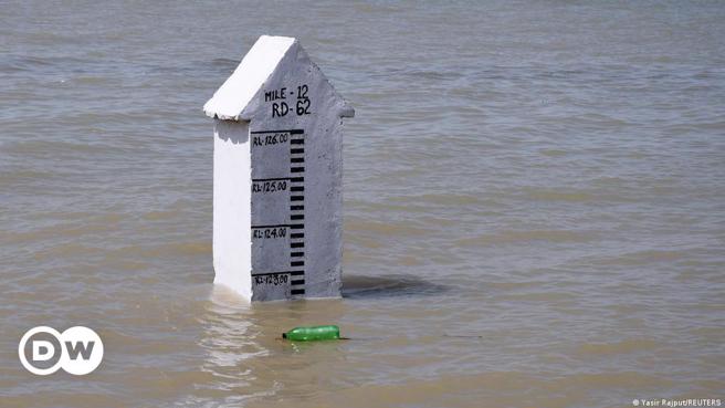  巴基斯坦 曼查尔湖的水位达到歷史新高，当局不得不人工凿堤引水，避免溃堤。(图/路透社)