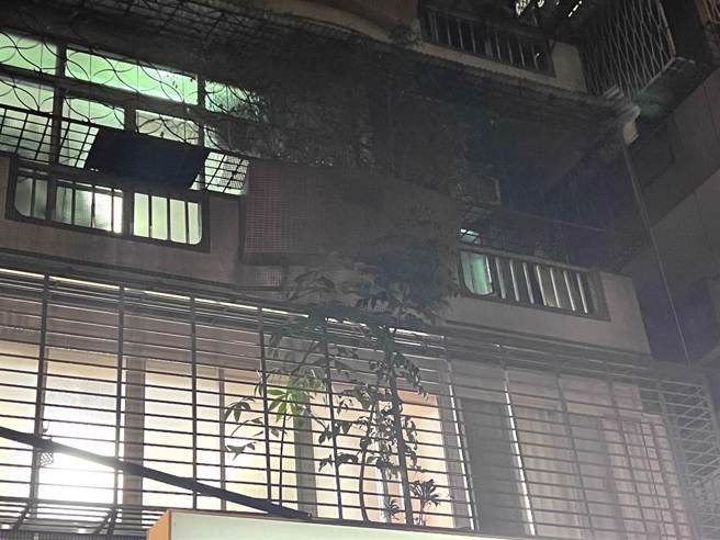 新北市永和区5日发生分尸案，图为警方到现场拉起封锁线调查。（李奇叡摄）