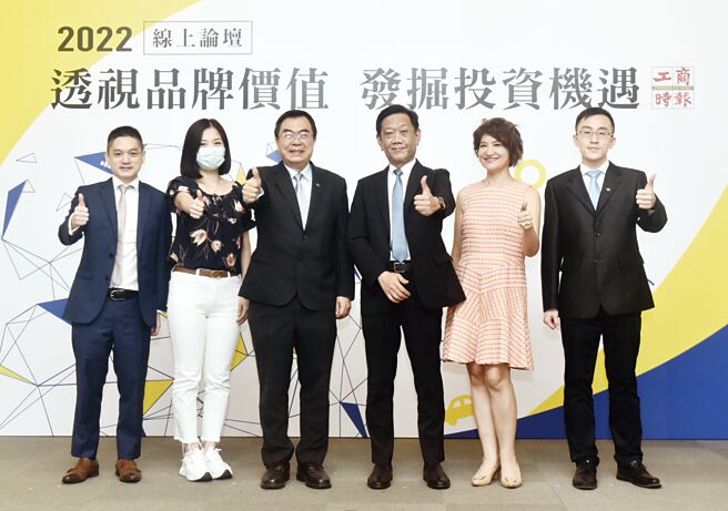 图为ICE指数公司北亚区指数业务主管林宜颉（左起）、美股投资达人财女Jenny、国泰投信总经理张雍川、工商时报社长陈国玮、财经节目主持人夏韵芬及国泰投信基金经理人李翰林。图／顏谦隆