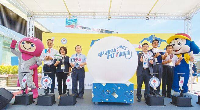 工业局主任秘书周崇斌（左三）、中油执行长罗博童（右三）、中卫发展中心总经理林进财（右二），与业者一同为活动揭开序幕。图╱陈宗庆