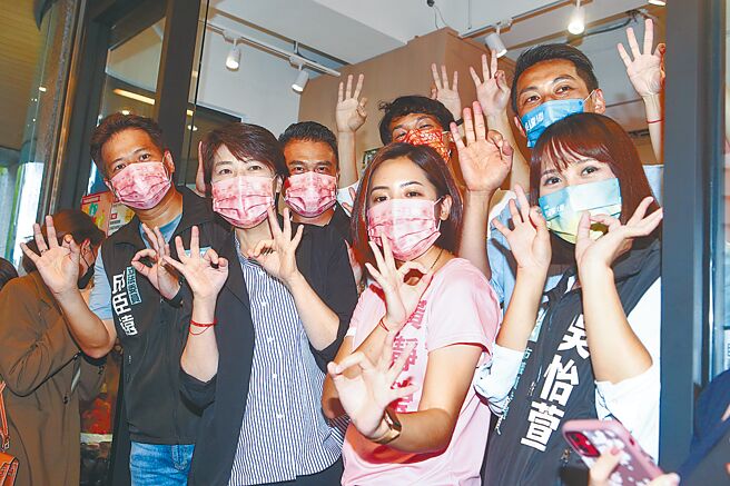 学者建议，黄珊珊曾任副市长又身为女性，应提出更多性别平权政见。图为无党籍台北市长参选人黄珊珊（左二）出席竞选活动。（邓博仁摄）
