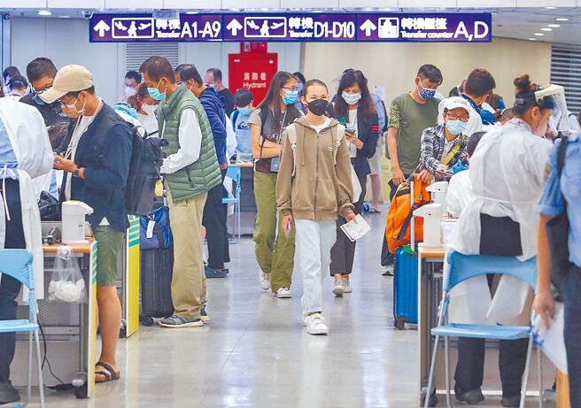 中央流行疫情指挥中心4日公布34126例本土病例，新增病例数较上周日同期增加约29％。图为桃园机场入境旅客。（陈麒全摄）
