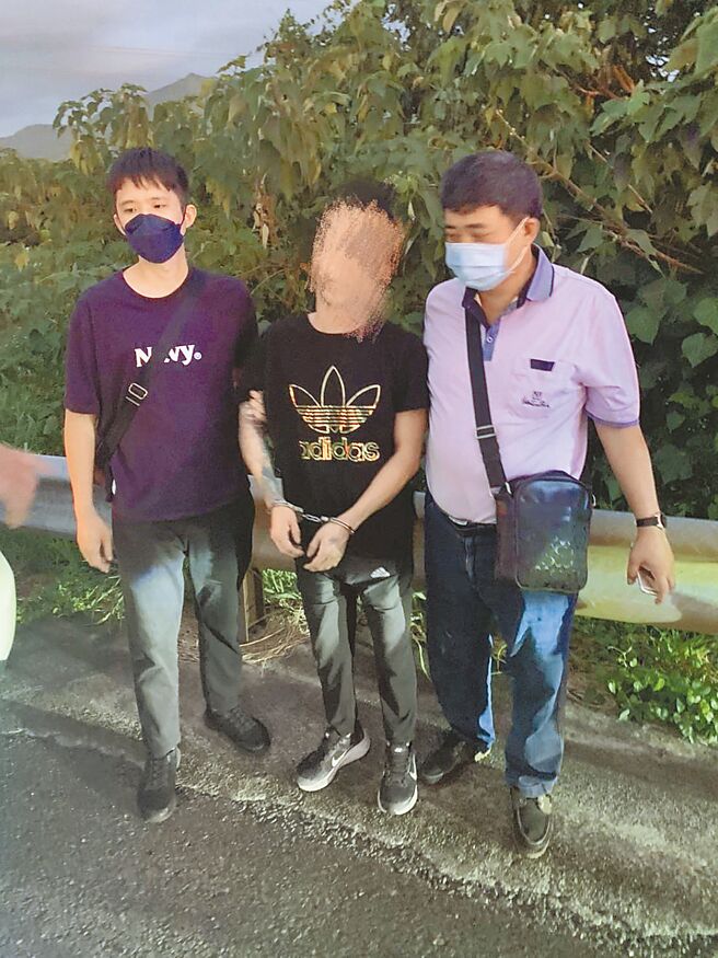 詐騙集團蘇姓男子（中）疑因不滿被陳姓、楊姓同夥出賣，1日開槍將2人打死，逃亡多日後，警方4日在國道將其逮捕。（翻攝照片／賴佑維桃園傳真）
