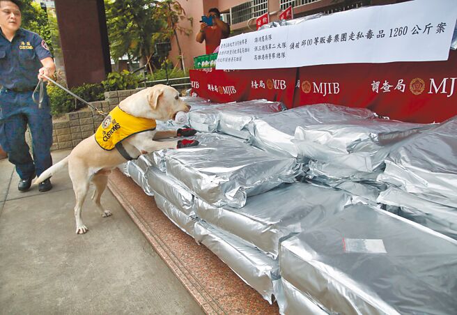 关务署呼吁民眾一旦查获旅客或者邮包收件者夹带或输入猪肉产品者，最高可处100万元罚锾，切勿以身试法。（本报资料照）