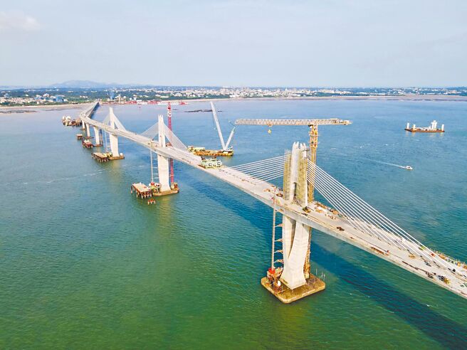 连接大、小金门岛的「金门大桥」预定在今年10月完工通车。（读者黄逸祥提供）