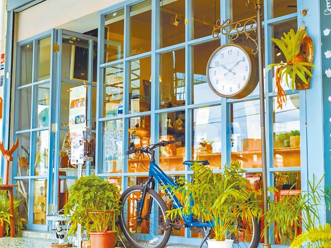 新北市政府推动府中双城计画，打造美学示范基地，新北市经发局徵选亮点美学店家，参赛店家全力打造美感环境。（新北市经发局提供／叶德正新北传真）