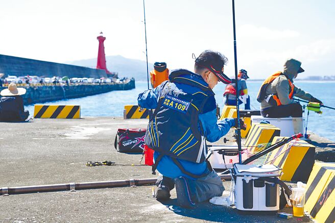 花莲港东防波堤今年1月开放钓客每周六、日免费垂钓，截至8月28日，已吸引8835人次，较收费时人次提升28％。（花莲港务分公司提供／罗亦晽花莲传真）