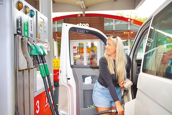 捷克首都布拉格3日出現約7萬人上街抗議示威，主要不滿政府立場過於親近西方國家，並抗議能源價格居高不下，要求政府採取措施應對。圖為一名女子在捷克首都布拉格的加油站給車輛加油（新華社）