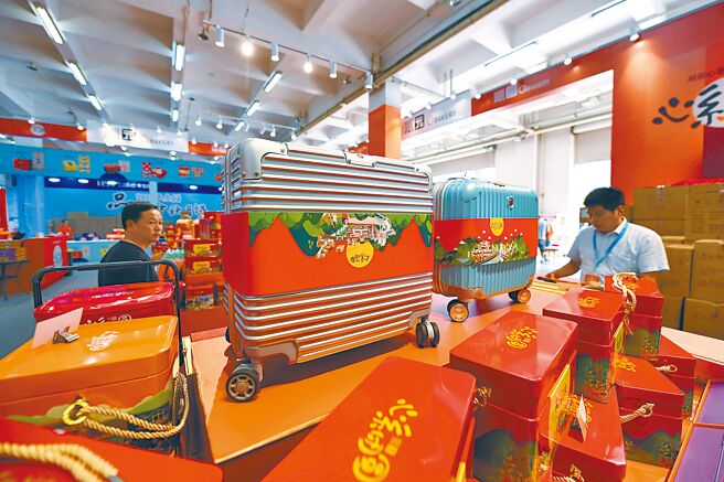 中共中纪委、国家监委出手，要整顿天价月饼。图为4日在重庆中秋食博会暨月饼节上，展出的行李箱造型月饼礼盒，售价1288元人民币。（中新社）