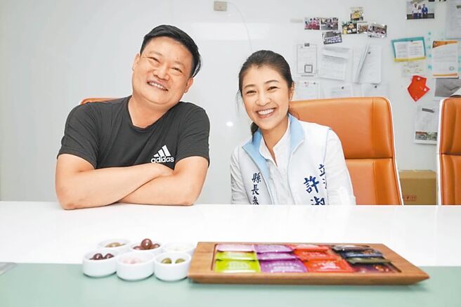 南投縣長參選人許淑華（右）訪妮娜巧克力夢想城堡，讚揚魏振宇（左）是台灣之光。（許淑華服務處提供／廖志晃南投傳真）
