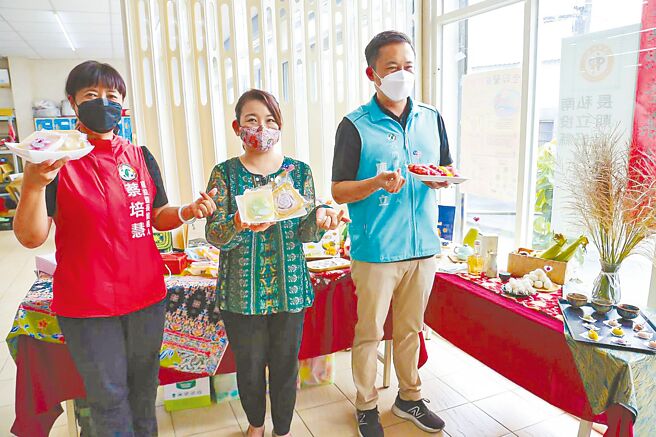 南投縣長參選人蔡培慧（左）4日提新住民政見，將協助職訓及創業。（羅美玲服務處提供／廖志晃南投傳真）