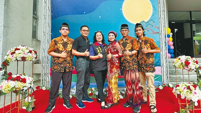 台南市家庭教育中心4日举办「『新』光闪耀－甜蜜蜜家庭日」活动，印尼裔新住民陈凯蒂（右三）全家盛装出席。（张毓翎摄）