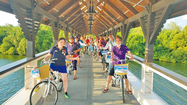 搶先東港大鵬灣國際休閒特區開張的大鵬灣單車站，業績開紅盤，營業首個月的出租量遠勝過去1整年，鵬管處樂見單車觀光效益正發酵中。（謝佳潾攝）