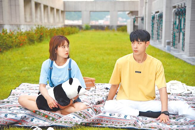 连晨翔（右）、大元剧中是爱斗嘴却又暧昧的青梅竹马冤家。（三立提供）